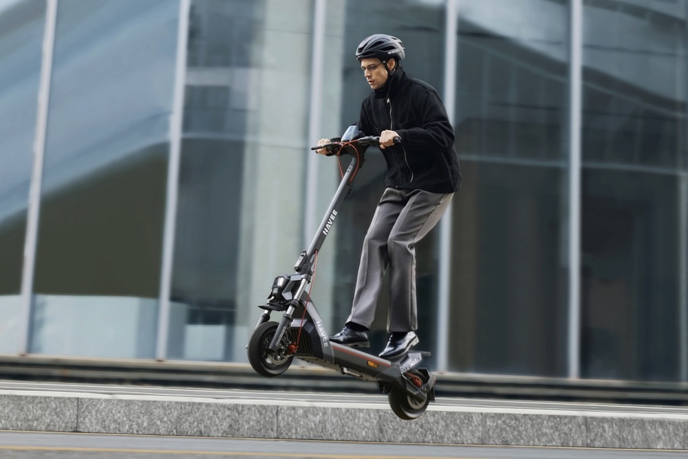 Elektrická kolobežka NAVEE NT5 Max čierna Muž používa kolobežku NAVEE NT5 Max v meste