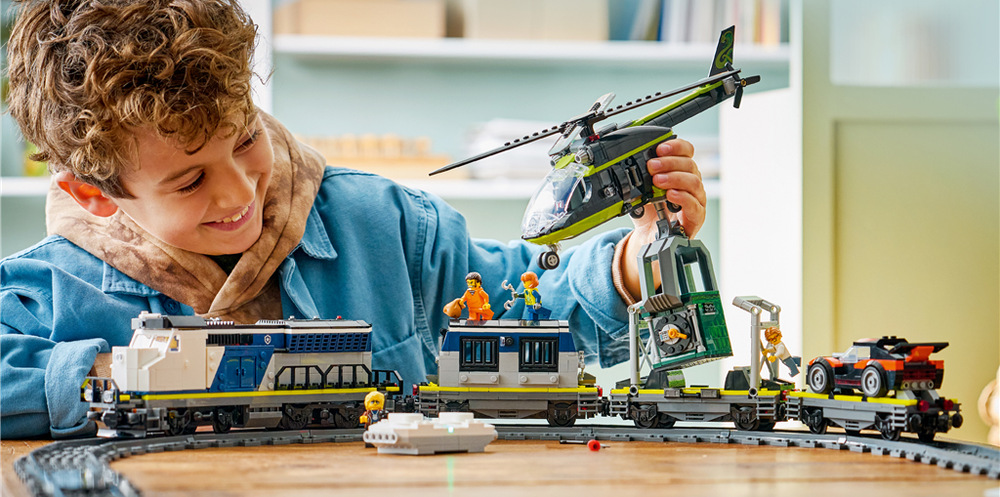 Stavebnica LEGO® City 60508 Loupež v policejním vlaku Vrtuľník s drapákom umožní rozohrať lúpež, policajný zásah, naháňačku aj ďalšie napínavé príbehy.