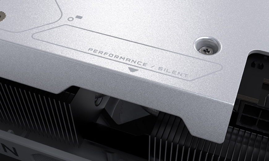 Grafická karta GIGABYTE Radeon RX 9070 XT GAMING OC ICE 16G biela Detail prepínača Performance/Silent BIOS na grafickej karte GIGABYTE Radeon RX 9070 XT