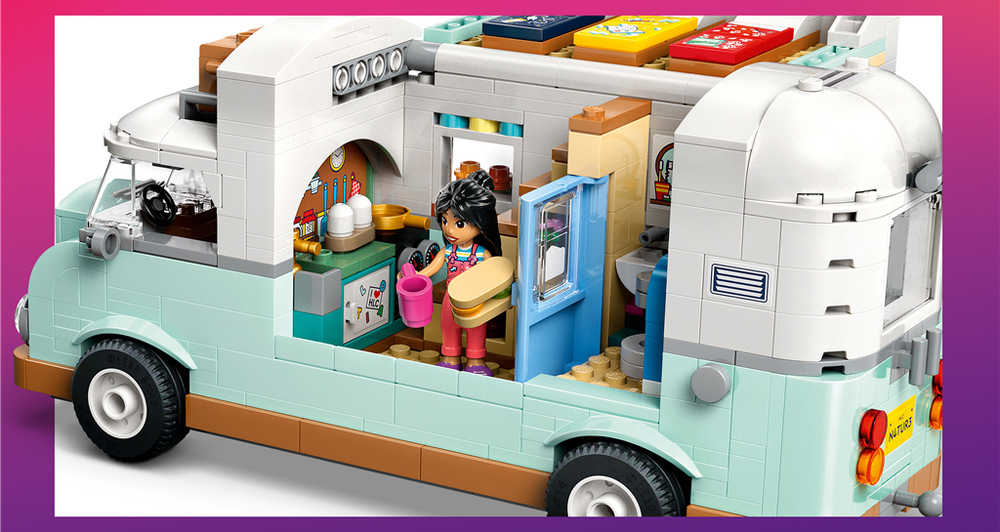 Stavebnica LEGO® Friends 42663 Dobrodružstvo s karavanom priateľstva 778 kociek LEGO umožní postaviť prepracovaný karavan as aplikáciou LEGO Builder môžu deti v stavaní pokračovať.
