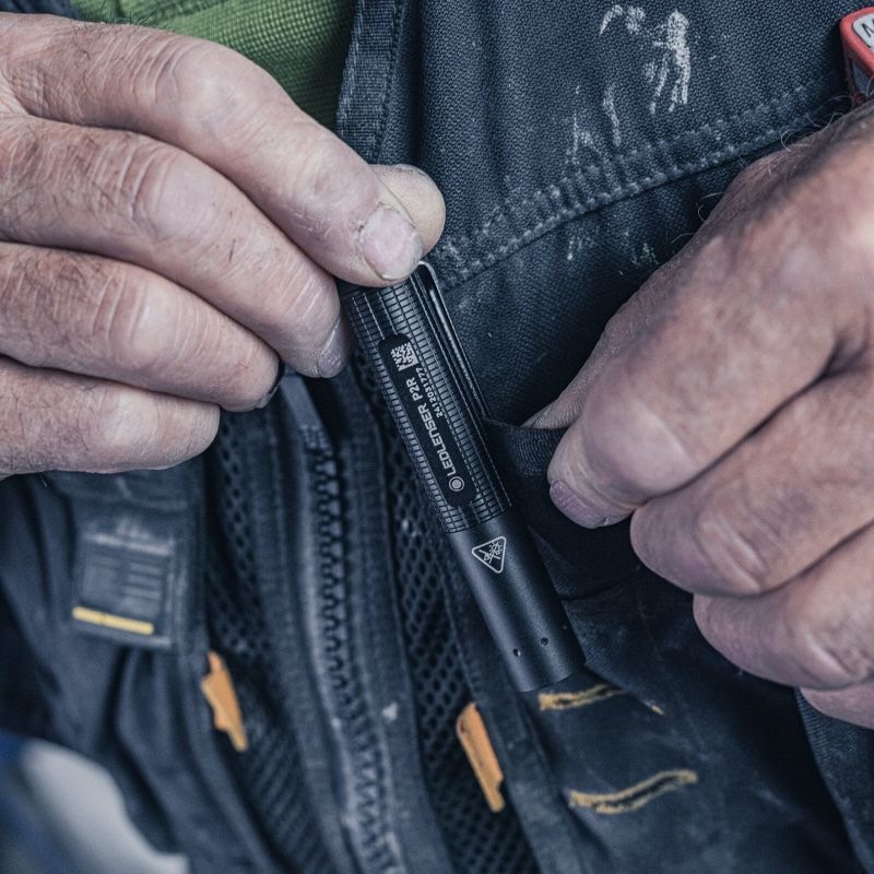 Detail klipu na svietidle LEDLENSER P2R slúžiaceho na upevnenie k nohaviciam či batohu