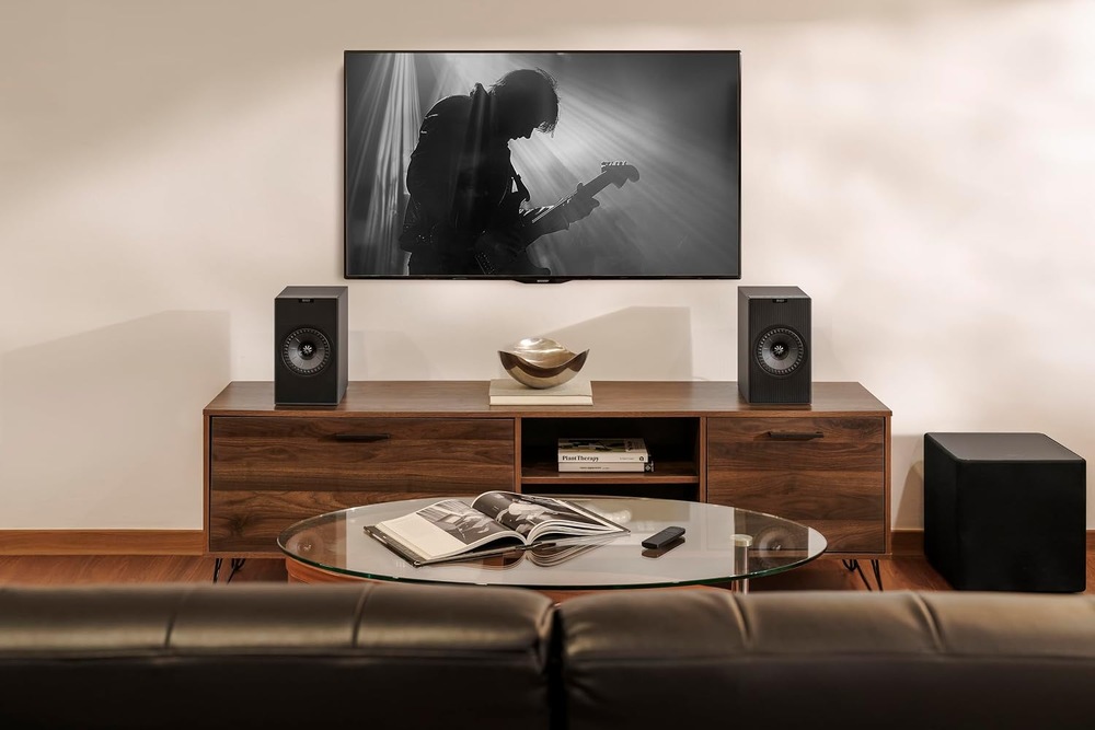Reproduktory KEF Coda W (2 ks) čierne Aktívne reproduktory KEF Coda W umiestnené pod televízorom vedľa externého subwoofera v domácom audiovizuálnom systéme