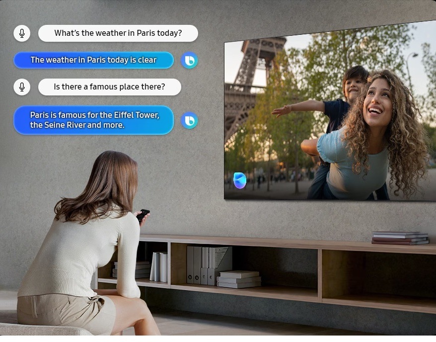 Žena využívajúca hlasového asistenta Bixby pri sledovaní TV Samsung, nad ženou je dialóg s asistentom Bixby