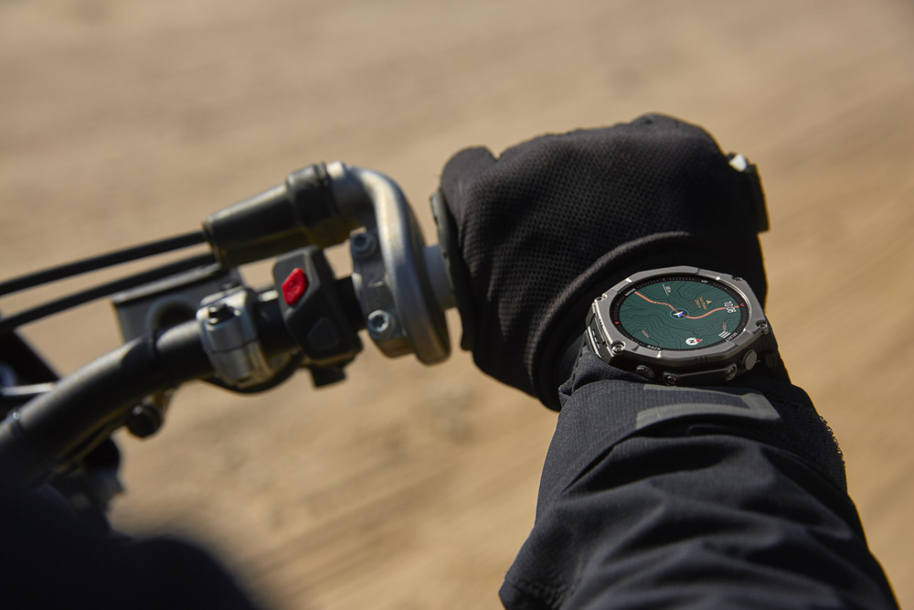 Muž na motorke s hodinkami Amazfit T-Rex Ultra 2″ width=
