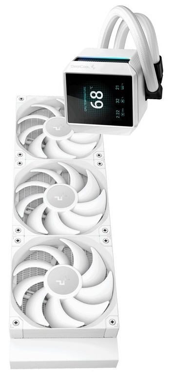 Na obrázku je vodný chladič procesora DeepCool MYSTIQUE 360 v bielom prevedení. Skladá sa z dlhého radiátora s tromi veľkými ventilátormi pod sebou a z hranatej pumpy spojenej s radiátorom dvojicou ohybných hadíc. Na čelnej strane pumpy je výrazný displej, ktorý zobrazuje teplotu 68 stupňov a ďalšie malé prevádzkové údaje. Produkt pôsobí moderne, výkonne a prémiovo.