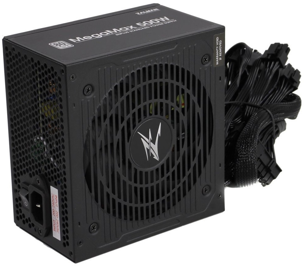 Zdroj Zalman MegaMax ZM500-TXII 500W čierny Na fotke je napájací zdroj Zalman MegaMax 500W vyfotený šikmo spredu. Vpredu je veľký čierny ventilátor krytý pevnou mriežkou s logom Zalman uprostred. Hore je štítok s nápisom MegaMax 500W a na ľavej strane perforovaná zadná stena so zásuvkou pre napájací kábel a vypínačom. Vpravo vedľa zdroja je zväzok pripojených čiernych káblov.