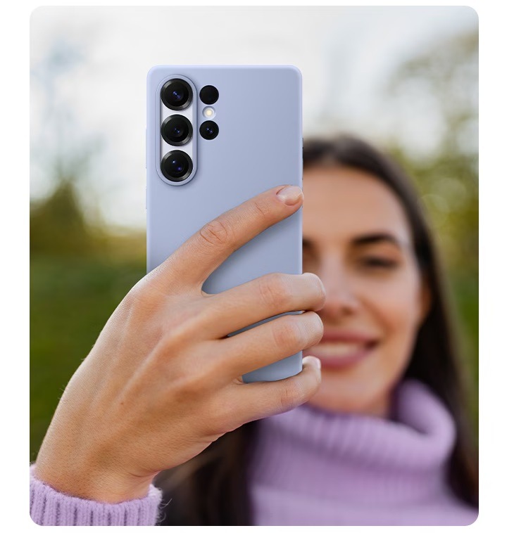 Kryt na mobil Samsung Silicone na Galaxy S25 Ultra čierny Kryt Samsung Silicone na Galaxy S25 - žena držící tlefon v krytu v modrém provedení