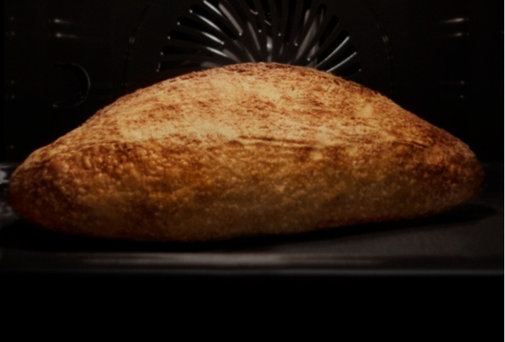 Sklokeramický sporák AEG CCB56491BW biely Chleba v rúre s chrumkavou kôrkou.