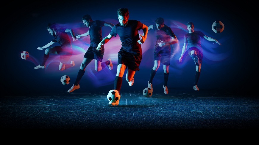 futbalista s loptou na tmavom pozadí v rôznych fázach pohybu