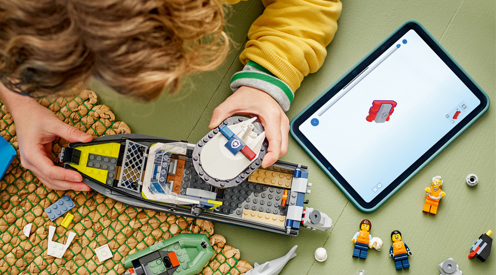 Stavebnica LEGO® City 60456 Honička v policejní lodi Rubín, putá, baterka, reťaz, záchranný kruh a žralok pridávajú do vodného dobrodružstva ďalšie možnosti.