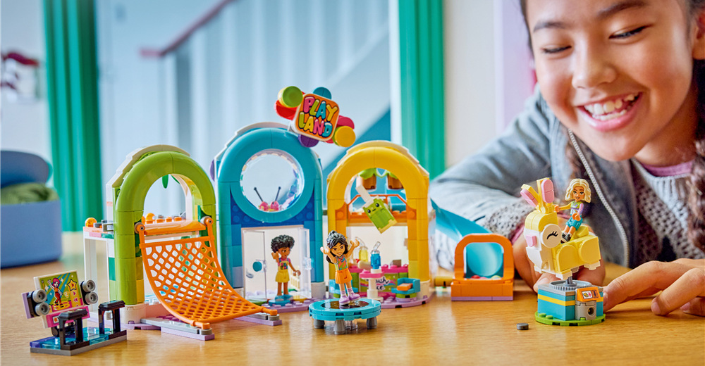 Stavebnica LEGO® Friends 42686 Zábavné interiérové ihrisko Menšia herná zóna s tanečným automatom, trampolínou a skákacím králikom zapojí do zábavy všetky tri minibábiky.