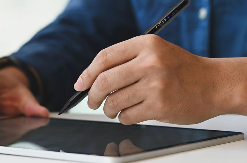 Stylus FIXED Graphite pre iPady so šikovným hrotom a magnetmi čierny