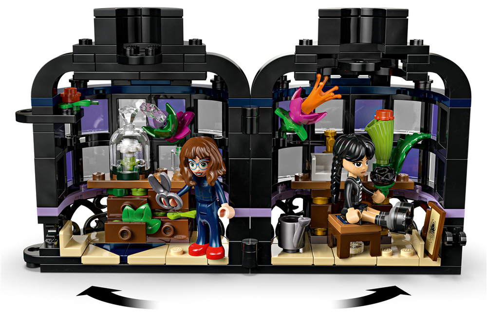 Stavebnica LEGO® Wednesday 76784 Černá jiřina Čierna georgína premení vázu v elegantnej dekorácii s temnou atmosférou, ktorá sa hodí aj ako halloweenska ozdoba.