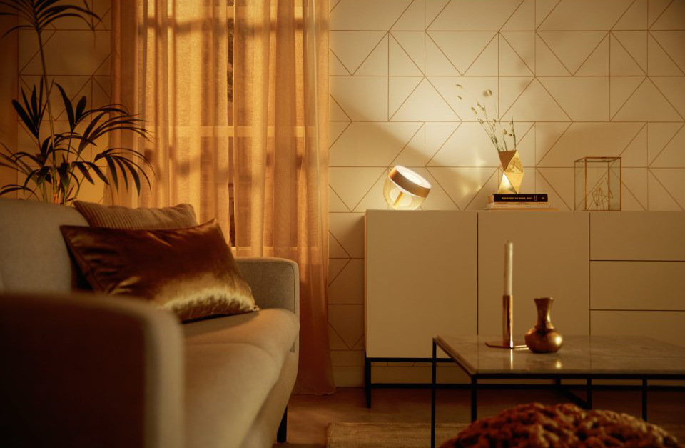 Stolná lampa Philips Hue Iris Silver Special Edition strieborná