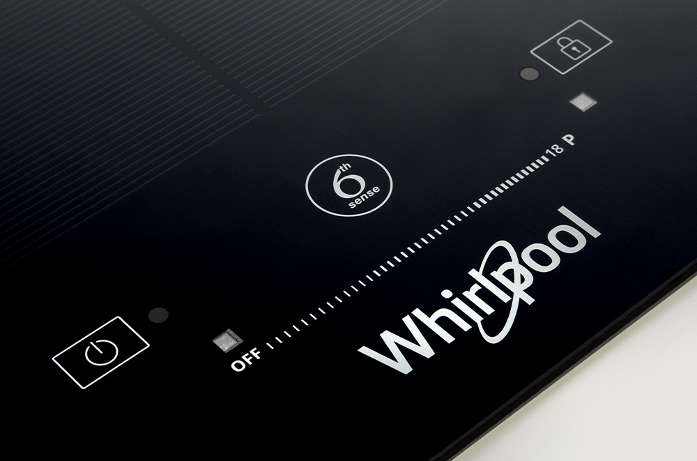Logo Whirlpool a 6thsense na indukčnej varnej doske