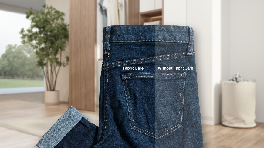 Práčka Gorenje WS674A FastWashPro biela nohavice, na ktorých je predvedený účinok starostlivosti o tkaniny. polovica sýta a polovica vyblednutá