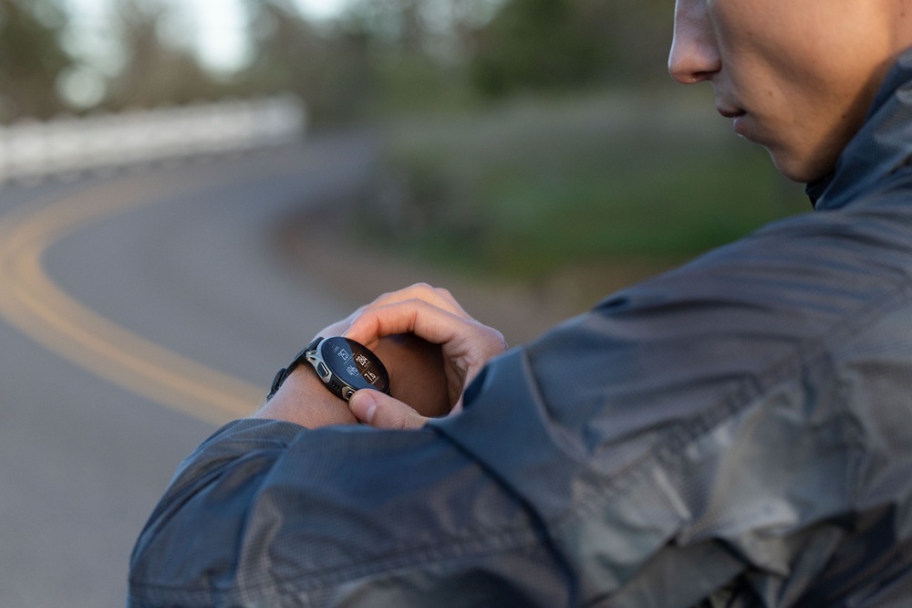 Muž se dívá na hodinky Amazfit Cheetah 2 Pro, které má na zápěstí