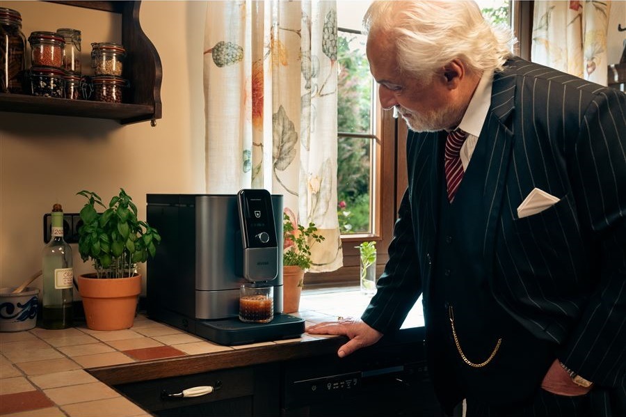Automatický kávovar Nivona Nivo 8107 Hot - Cold Coffee modrý Funkcia Chilled Brew pripravuje rýchle studené kávové špeciality a Americano Connaisseur upravuje poradie vody a kávy.