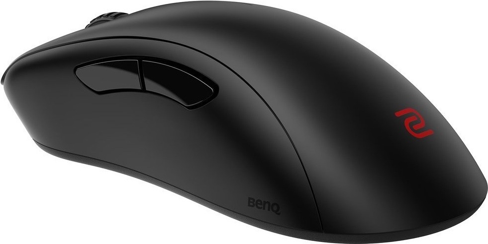 Myš ZOWIE by BenQ EC1-DW čierna Na obrázku je bezdrôtová herná myš ZOWIE by BenQ EC1-DW z opačného bočného uhla. Má matne čierne telo s výrazne klenutým chrbtom a ergonomickým tvarom pre pravú ruku. Na ľavej strane sú dve bočné tlačidlá pre palec, vzadu je červené logo ZOWIE a pri spodnej hrane malé logo BenQ. Myš má čistý jednoduchý dizajn bez podsvietenia.