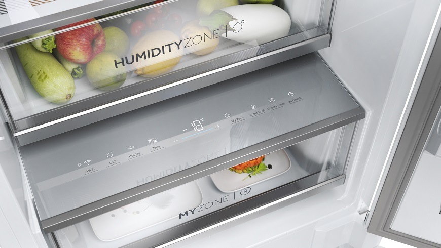 Chladnička s mrazničkou Haier HBW7519C biela digitálny displej a špeciálne zony humidity zone, fresh box a my zone vo vnútri vstavané chladničky haier ID Titanium 6 HBW7519C naplnené potravinami