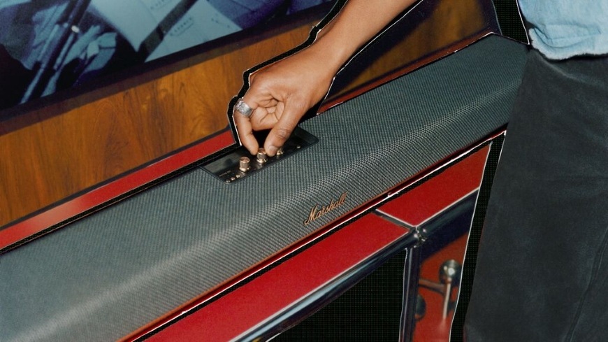 Detail soundbaru Marshall Heston 120 a ruky ovládajúce otočné gombíky