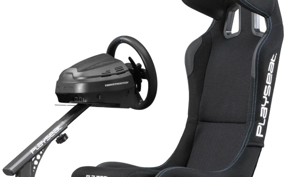 Elegantný závodný kokpit s bielym nápisom Playseat po stranách s pripojeným závodným volantom pre pohlcujúci zážitok z hrania závodných simulátorov.