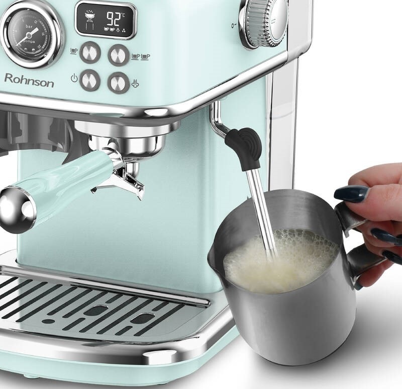 Pákový kávovar Rohnson R-98250G 2v1 svetlo modrá Pohľad na výkonnú parnú trysku, ktorá šľahá mlieko do nadýchanej hustej mliečnej peny.