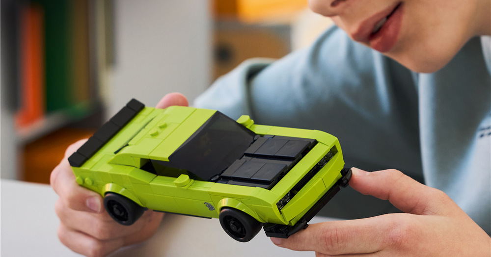 Stavebnica LEGO® Speed Champions 77237 Sportovní auto Dodge Challenger SRT Hellcat Dodge Challenger SRT Hellcat z kociek zaujme dlhou kapotou, výraznou maskou, saním aj dvojitým výfukom.