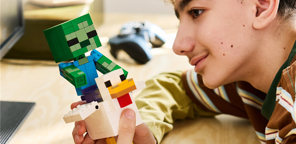 Kurací džokej prenáša známu scénu z Minecraftu do podoby pohyblivého modelu s veľkou sliepkou a zombiom.