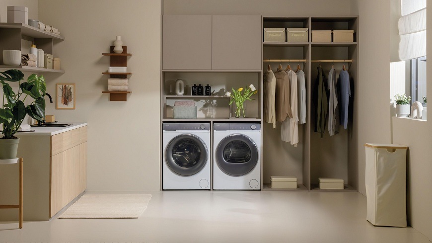 sušička haier HD80-A367U1-S je vedľa práčky zabudovaná v skrini nachádzajúcej sa v práčovni