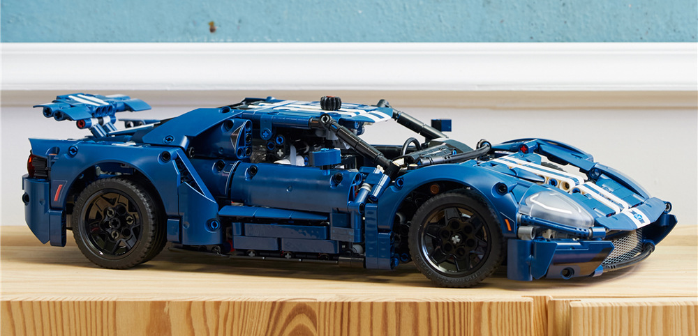 Stavebnica LEGO® Technic 42154 2022 Ford GT Motor V6 s pohyblivými piestami, nezávislé zavesenie, riadenie a diferenciál približujú techniku skutočného vozidla.