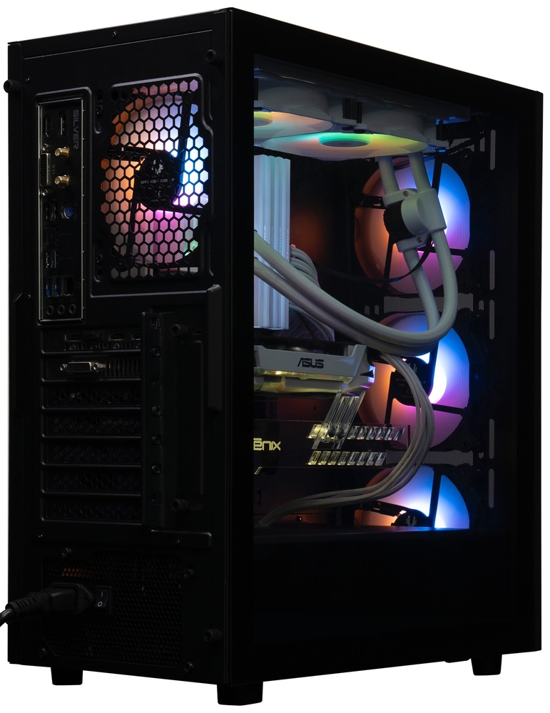 Case BitFenix Grafi čierna Na fotografii je čierna herná PC zostava fotená zozadu az boku – skriňa má bočný sklenený panel a vo vnútri je vidieť osadený hardvér s vodným chladením. Na zadnej strane je RGB ventilátor za šesťuholníkovou mriežkou, vpredu svietia tri RGB ventilátory a hore sú ďalšie ventilátory/radiátor. Vidieť sú aj zadné konektory základnej dosky a rozširujúce sloty grafickej karty.
