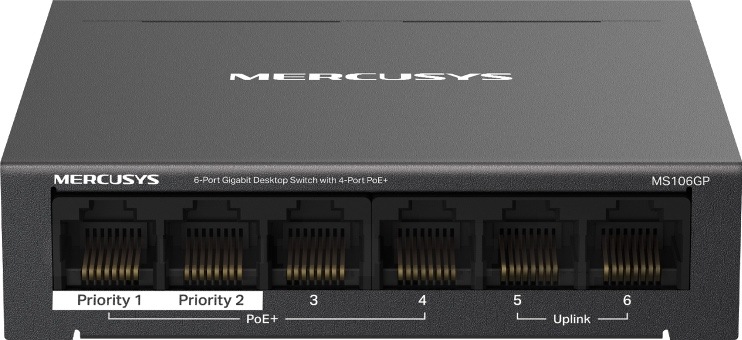 Čelný pohľad na switch Mercusys so šiestimi portami RJ45. Porty 1 až 4 podporujú PoE+, prvé dva majú prioritu a porty 5 a 6 slúžia ako uplink.