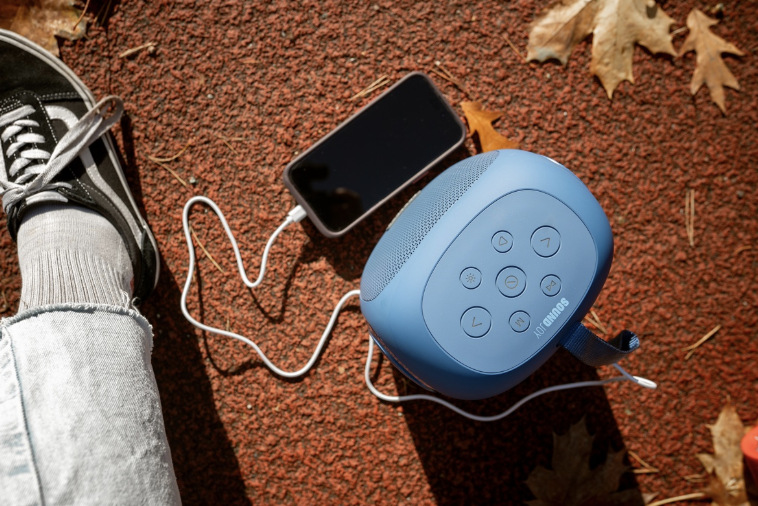 Prenosný reproduktor Concept SoundJoy BR5037 modrý Telefón pripojený k reproduktoru Concept SoundJoy BR5037 pre dobíjanie zo vstavanej powerbanky