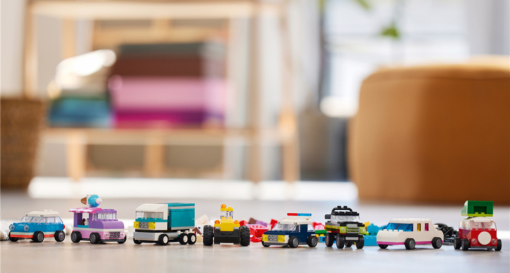 Stavebnica LEGO® Classic 11036 Tvorivé vozidlá 900 kociek LEGO poskytuje malým staviteľom dostatok priestoru na experimentovanie, kombinovanie a tvorbu vozidiel.