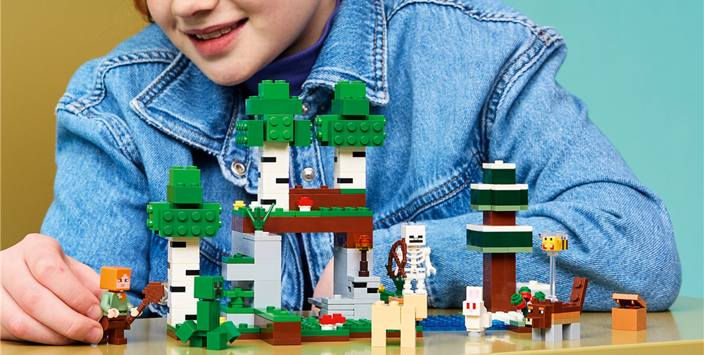 Stavebnica LEGO® Minecraft® 21593 Prvé nočné dobrodružstvo Stavebnica prenáša Minecraft do skutočného sveta s Alexom, Creeperom a prostredím brezového lesa.