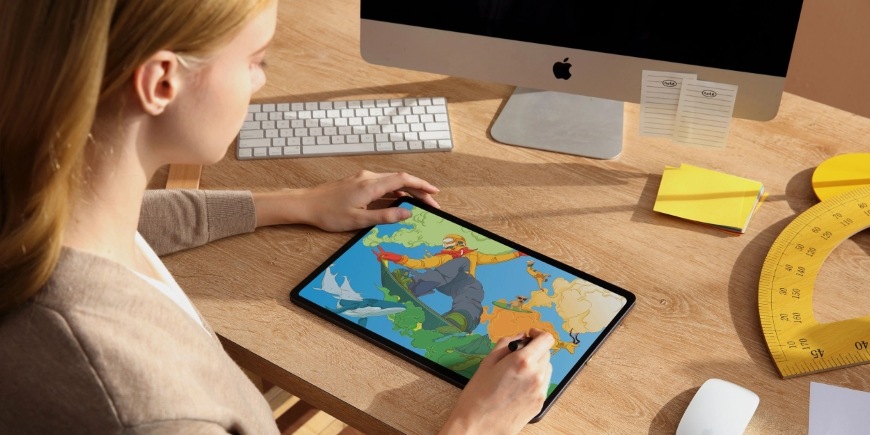 Grafický tablet UGEE UT3 čierny Žena kresliaca na tabletu UGEE UT3 s miliónmi farebných odtieňov