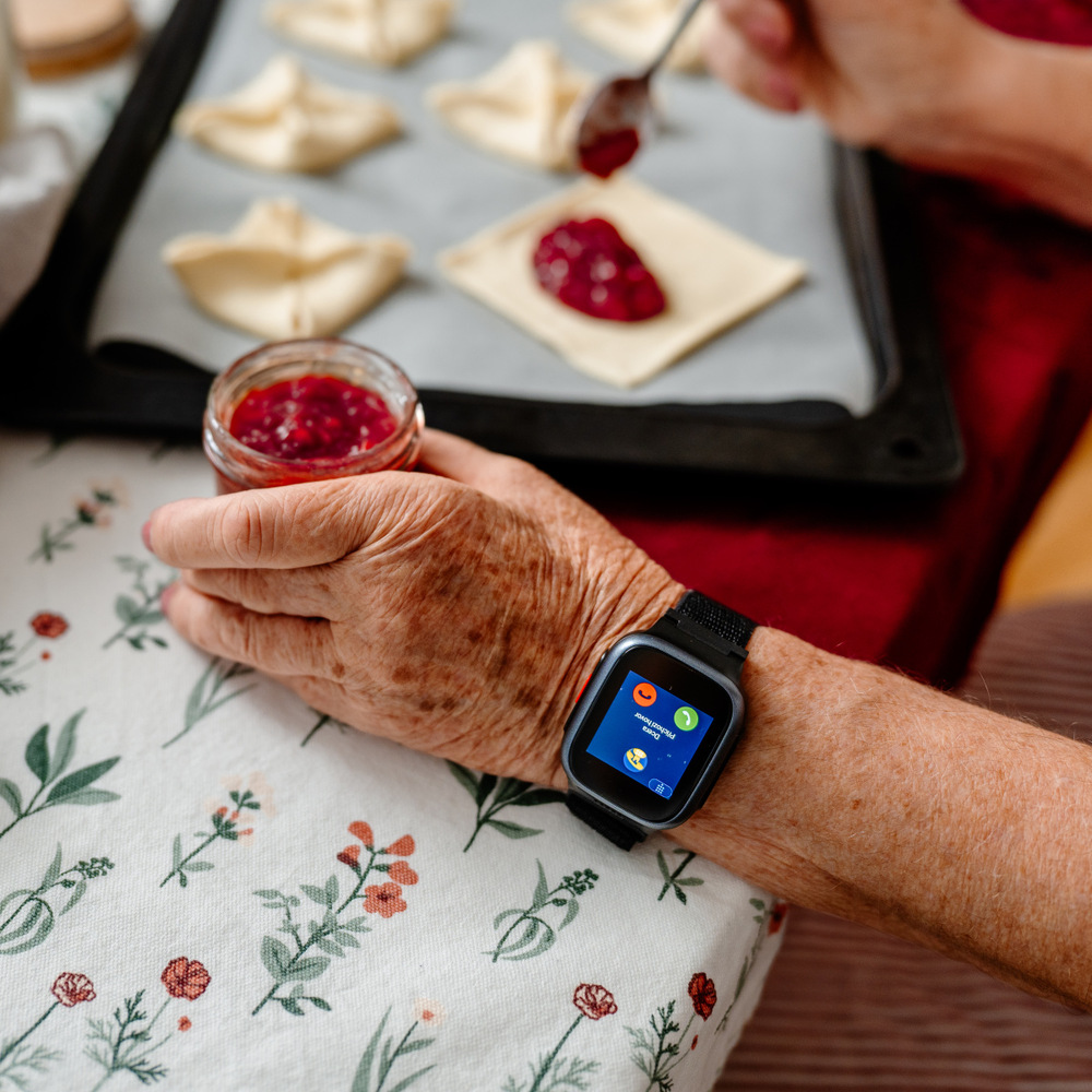 Inteligentné hodinky BML Senior Watch čierny Stará pani má na ruke šikovné hodinky BML Senior Watch