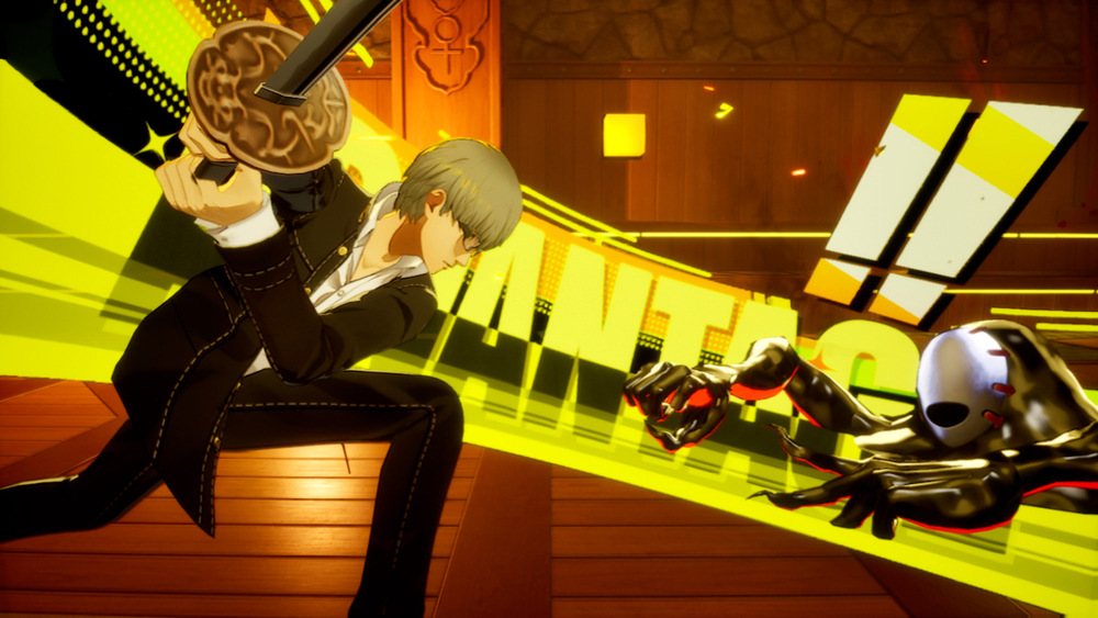 Záber z hry Persona 4 Revival. Akčná scéna v štýle anime: bojovník so striebornými vlasmi pozdvihuje meč a štít, zatiaľ čo maskovaný protivník vyráža vpred naprieč žiarivo žltou arénou.