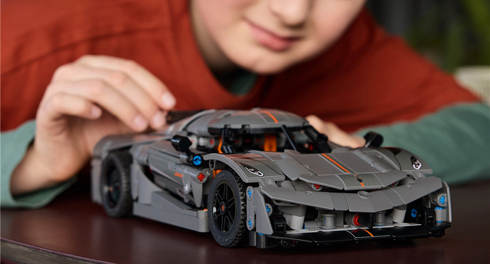 Stavebnica LEGO® Technic 42173 Šedé hyperauto Koenigsegg Jesko Absolut Odnímateľný gombík umožňuje ovládať riadenie, takže hyperauto môžu deti využiť aj pre vlastné preteky a príbehy.