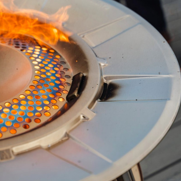 Deflektor tepla Solo Stove Yukon Detail nerezového rozptylového disku deflektora Solo Stove Yukon počas horenia ohňa