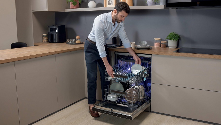 Umývačka riadu Haier XI 6B0M3BB biela muž v kuchyni používa umývačku Haier XI 6B0M3BB