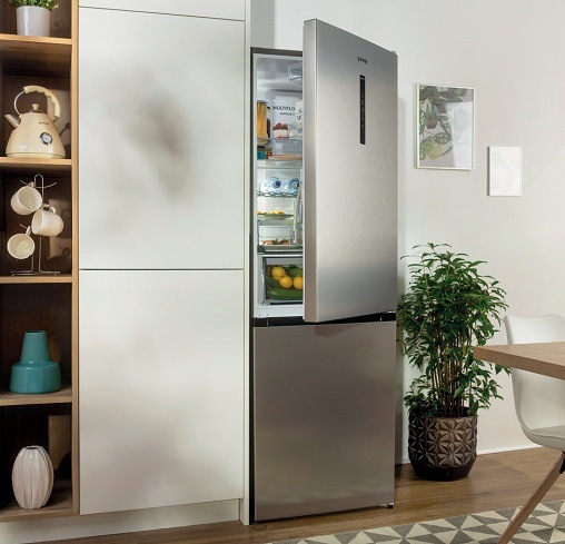 pootvorená chladnička Gorenje NRK620BA2XL4 v kuchyni