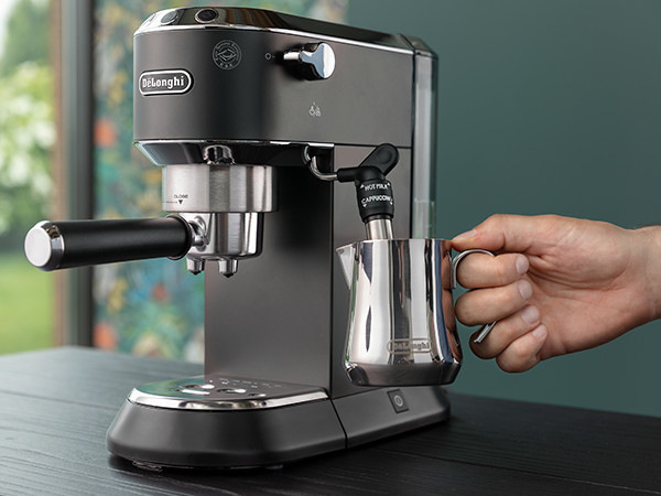 Pákový kávovar De'Longhi DEDICA EC 685.BK čierny Espresso De'Longhi EC 685.BK DEDICA