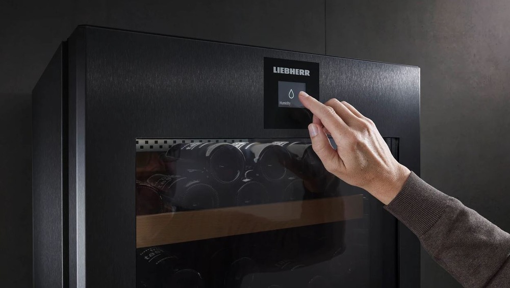 mužská ruka nastavuje hladinu vlhkosti vo vinotéke liebherr