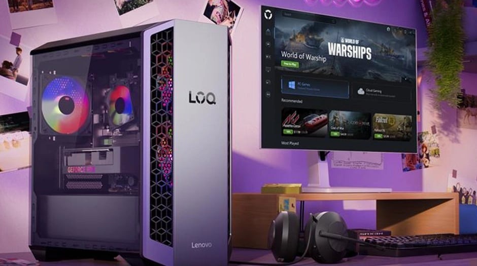 Herný počítač Lenovo LOQ Tower 26ADR10 + Game Pass predplatné na 3 mesiace sivý Elegantná herná zostava Lenovo so stolným počítačom v tvare veže s farebnými LED svetlami, monitorom s hrou „World of Warships“ a headsetom na stole v útulnej, zariadenej izbe.
