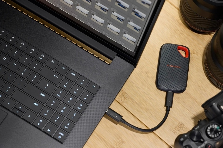 SSD externý SANDISK Extreme Portable 1TB, USB-C Gen2x2 čierny SSD pripojené k notebooku cez USB-C kábel