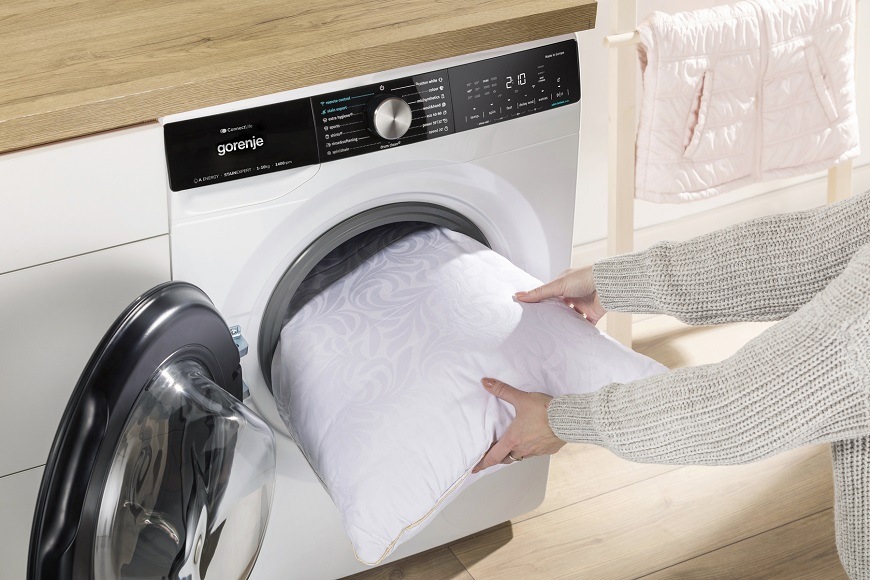 Úzka vopred plnená práčka Gorenje WEP84A1WI, biela, program Vankúše