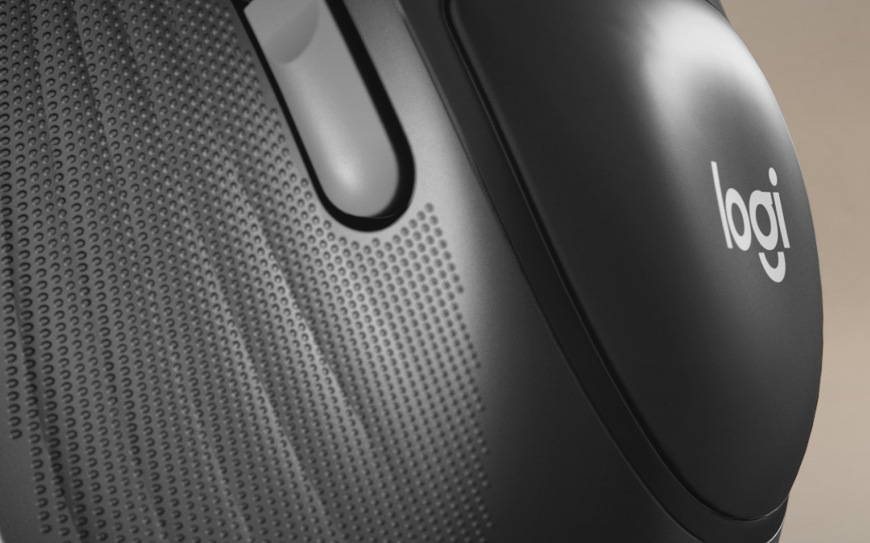 Textúrovaný povrch tmavej myši Logitech Signature zo setu MK880 Comfort Plus s ergonomickým tvarom