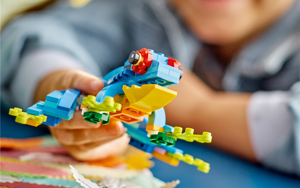Stavebnica LEGO® Creator 3 v 1 31136 Exotický papoušek Exotický papagáj zaujme pestrým vzhľadom a pohyblivými krídlami, chvostom aj možnosťou otáčania na bidielku.